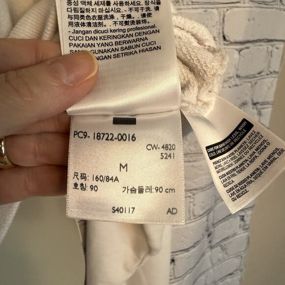 Levis Women’s White Cropped Logo Sweatshirt Size Medium EUC - Picture 5 of 7